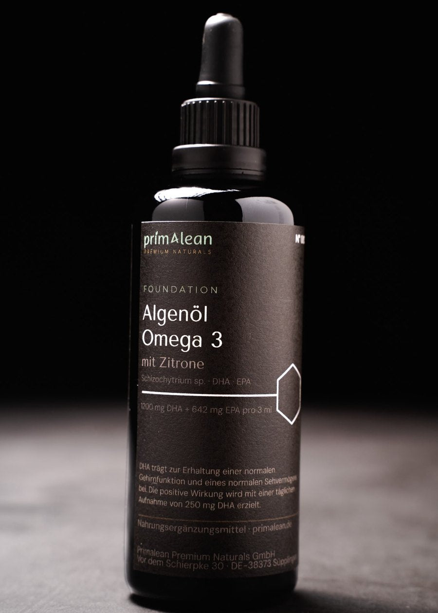 Primalean Algenöl Omega 3 mit Pipette vor dunklem Hintergrund