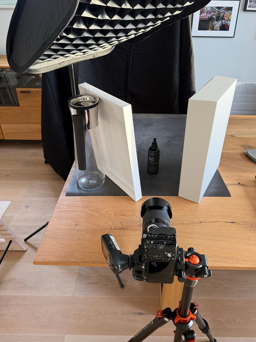 Fotosetup mit Kamera auf Stativ, Softbox und Primalean Algenöl Omega 3