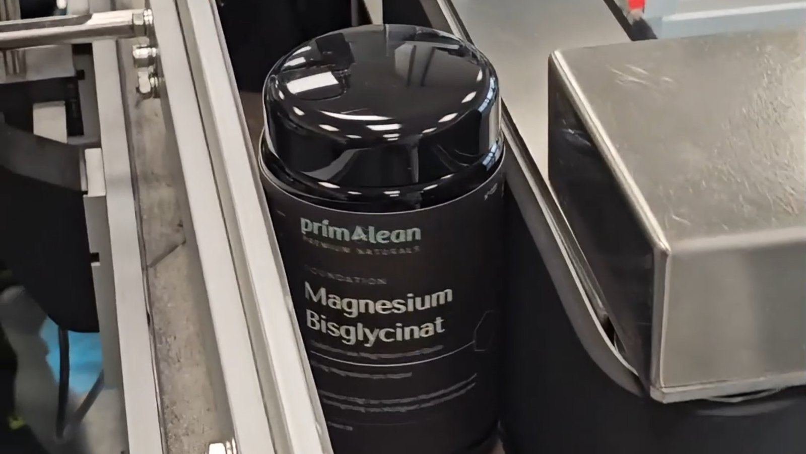 Dose Magnesium Bisglycinat von Primalean an der Etikettiermaschine